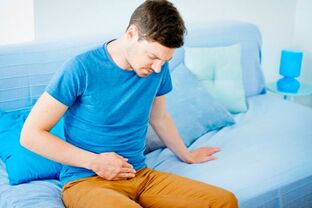 Alt karın bölgesinde ağrıyan ağrı, prostatitin yaklaşmakta olan ilk belirtisidir. 
